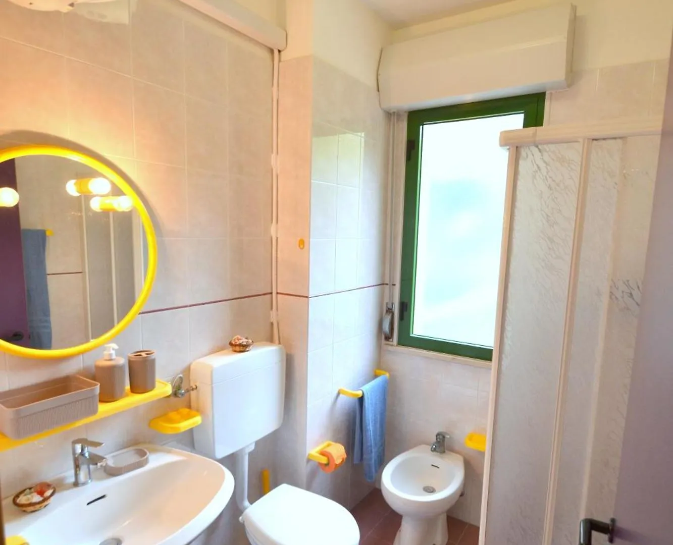 Beachfront Cozy Flat 1-Bedroom With Balcony Бибионе